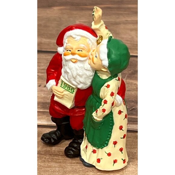 1986 HALLMARK KEEPSAKE ORNAMENT QX402-6 MR & MRS CLAUS KISS MERRY MISTLETOE TIME - Picture 7 of 7